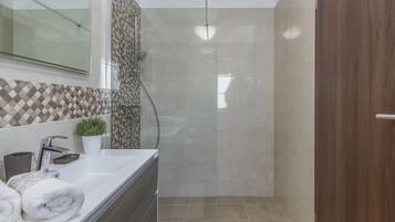 Cottage | Bathroom | Shower, hair dryer, towels