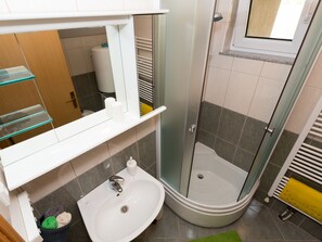 Shower, hair dryer, towels - Charming Holiday Home in Ribarici With Garden (Ogulin)