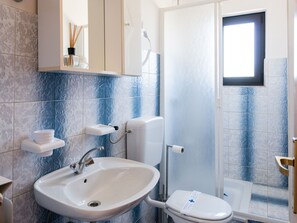 Villa | Badezimmer | Dusche, Haartrockner, Handtücher