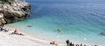 Spacious Apartment, Private Terrace in the Countryside, Wi-fi and Parking