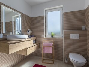 Cottage | Bathroom | Shower, hair dryer, towels