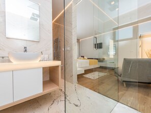 Dusche, Haartrockner, Handtücher