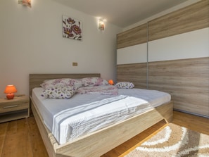 House | 3 bedrooms, individually furnished, iron/ironing board