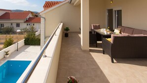 Villa | Balcony - Spacious Villa in Vodice With Pool (Vodice)