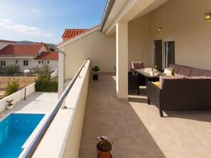 Villa | Balcony - Spacious Villa in Vodice With Pool (Vodice)