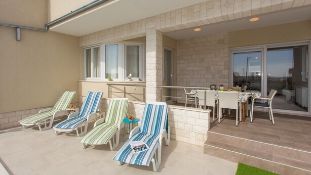 Garden - Spacious Villa in Vodice With Pool (Vodice)