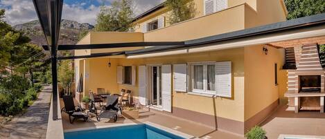 فيلا | حمام سباحة | من حمّامات السباحة المغطاة، حمّام سباحة خارجي