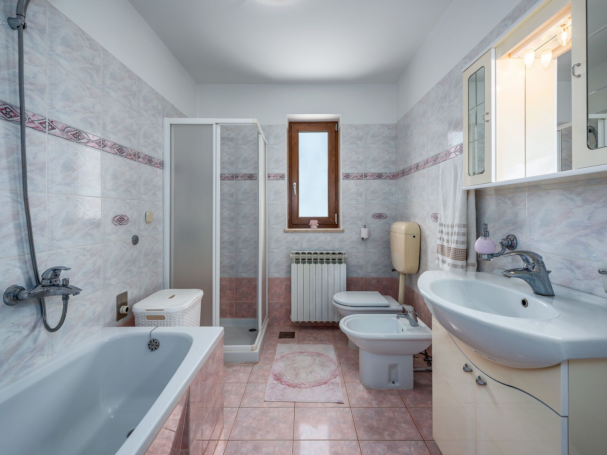 Cottage | Badkamer | Een haardroger, handdoeken