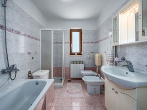 Cottage | Bathroom | Hair dryer, towels