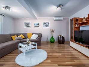 Cottage | Living room | Fireplace