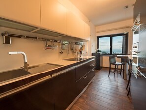 Villa | Eigene Küche | Wasserkocher mit Kaffee-/Teezubehör, Kühlschrank, Mikrowelle, Ofen