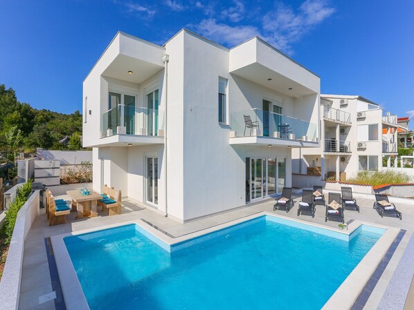 Villa | Exterior - Luxurious Villa in Rogoznica With Pool (Rogoznica)