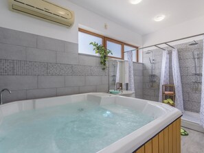 Cottage | Bathroom | Shower, hair dryer, towels