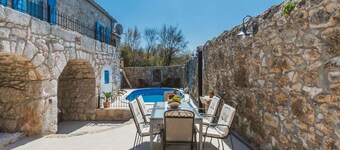 Authentic Holiday House With Swimming Pool & Sea View