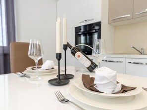 Hus | Privat køkken | Elkedel, køkkentøj/tallerkener/redskaber