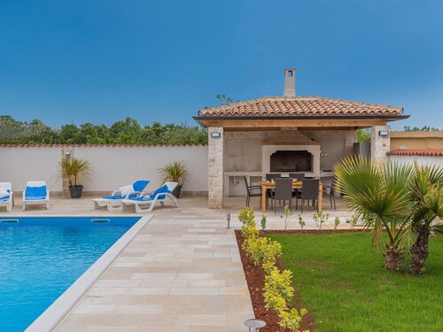 Nicely Furnished Villa With Private Pool, BBQ and Fenced Garden
