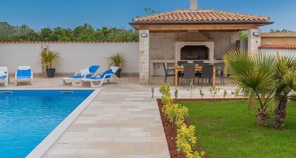 Nicely Furnished Villa With Private Pool, BBQ and Fenced Garden