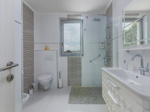 Cottage | Bathroom | Shower, hair dryer, towels