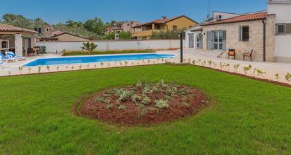 Nicely Furnished Villa With Private Pool, BBQ and Fenced Garden