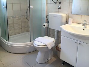 Apartment | Bathroom - Spacious Apartment in Novalja near Sea (Novalja)