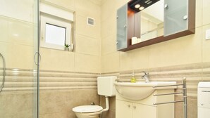 Shower, hair dryer, towels - Cozy Detached House With Private Garden, Bbq, Only 8km Away From Beach Area (Sukosan)