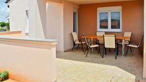 Balcony - Cozy Detached House With Private Garden, Bbq, Only 8km Away From Beach Area (Sukosan)