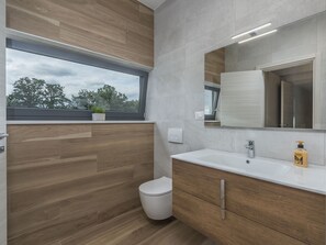 Cottage | Bathroom | Bathtub, towels