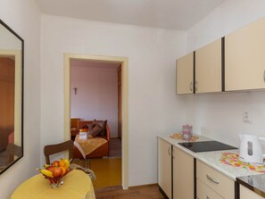 Private kitchen - Charming Island Apartment & Garden, Near Sandy Beach and Restaurant, WiFi (Dubrovnik)