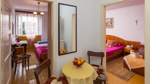Living room - Charming Island Apartment & Garden, Near Sandy Beach and Restaurant, WiFi (Dubrovnik)
