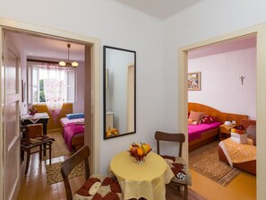 Living room - Charming Island Apartment & Garden, Near Sandy Beach and Restaurant, WiFi (Dubrovnik)