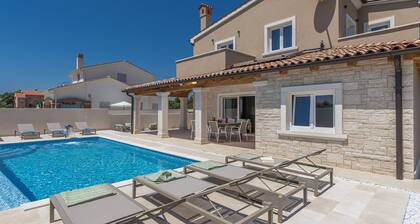 Stylish Villa With Private Pool and Fenced Garden, Ideal Choice for Chill in Istria