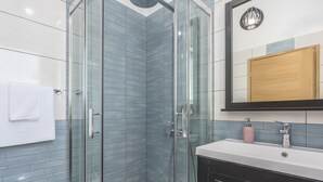 Cottage | Salle de bain | Douche, sèche-cheveux, serviettes fournies