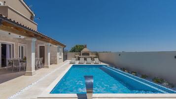 حمّام سباحة خارجي