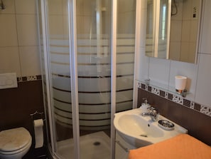 House | Bathroom | Shower, hair dryer, towels