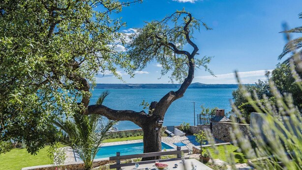 A tree-lined outdoor area with a pool and a view of the sea. - Maslenica Pool Villa With Charm (Jasenice)