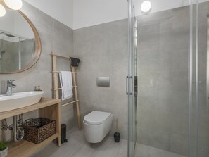 Dusche, Haartrockner, Handtücher