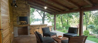 Amazing Chalet with Private Garden, Hot Tub, Sauna, Great Location by the River