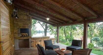 Amazing Chalet with Private Garden, Hot Tub, Sauna, Great Location by the River