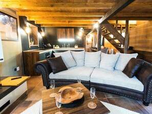 House | Living area | TV - Amazing Chalet with Private Garden, Hot Tub, Sauna, Great Location by the River (Lasinja)