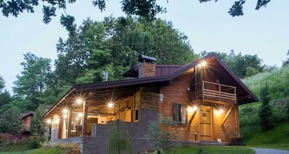 Amazing Chalet with Private Garden, Hot Tub, Sauna, Great Location by the River
