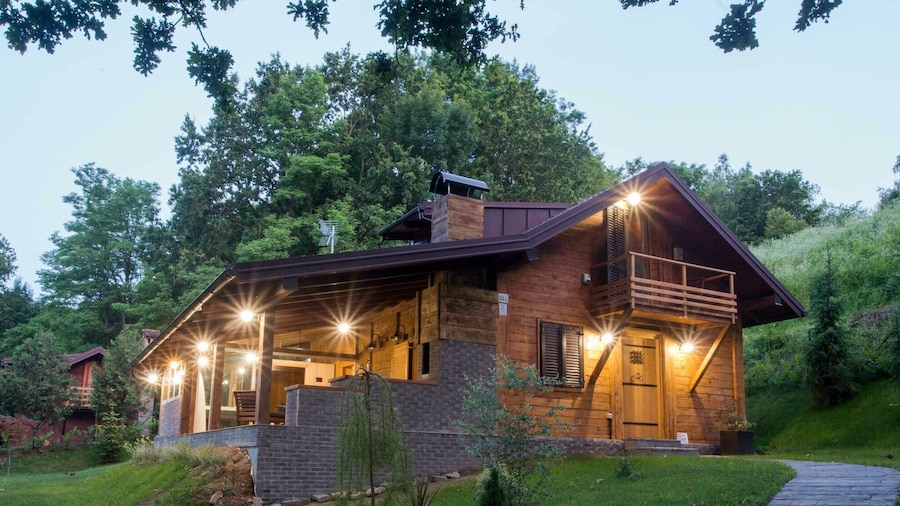 Amazing Chalet with Private Garden, Hot Tub, Sauna, Great Location by the River