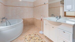 Villa | Badezimmer