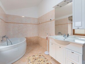 Villa | Bathroom | Shower, hair dryer, towels
