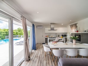 Cottage | Dining