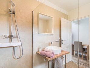 Cottage | Bathroom | Shower, hair dryer, towels