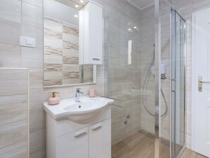 Maison | Salle de bain | Douche, séchoir à cheveux, serviettes fournies