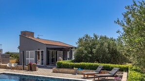 A modern house with a swimming pool, outdoor seating, and a well-maintained garden. - Modern Countryside Villa Near the Sea, Private Swimming Pool, Lovely Guesthouse (Polaca)
