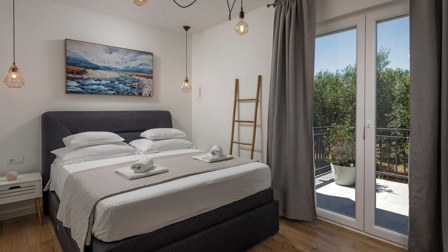 Modern Countryside Villa Near the Sea, Private Swimming Pool, Lovely Guesthouse