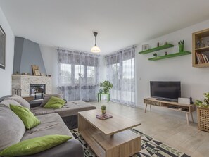 Cottage | Living room | Fireplace