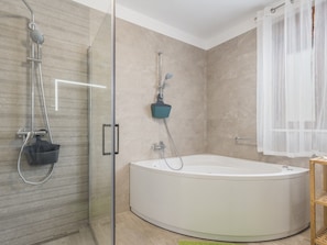 Cottage | Bathroom | Hair dryer, towels